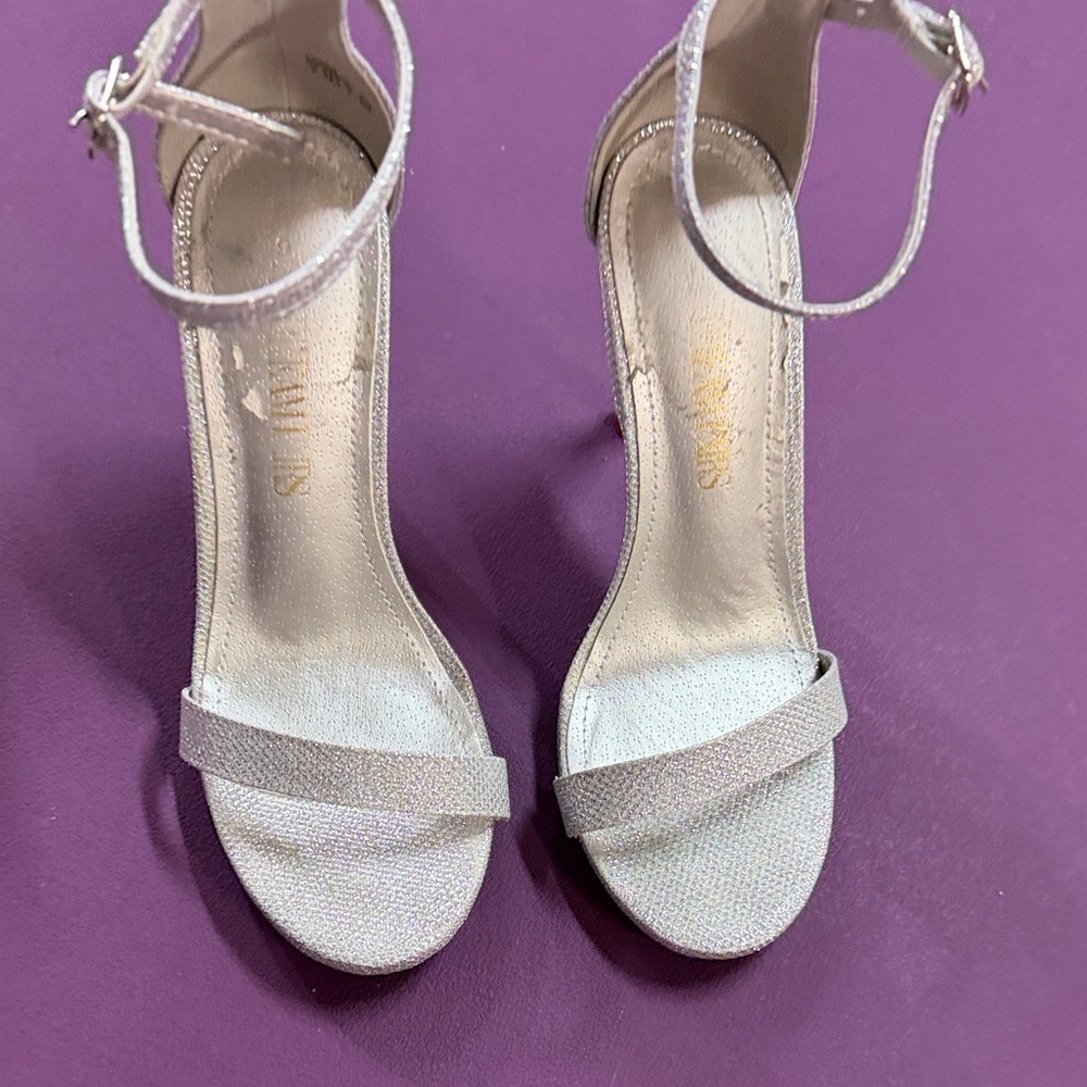 Dream Pairs Shimmering Silver Heels, Size 6 - Picture 4 of 11